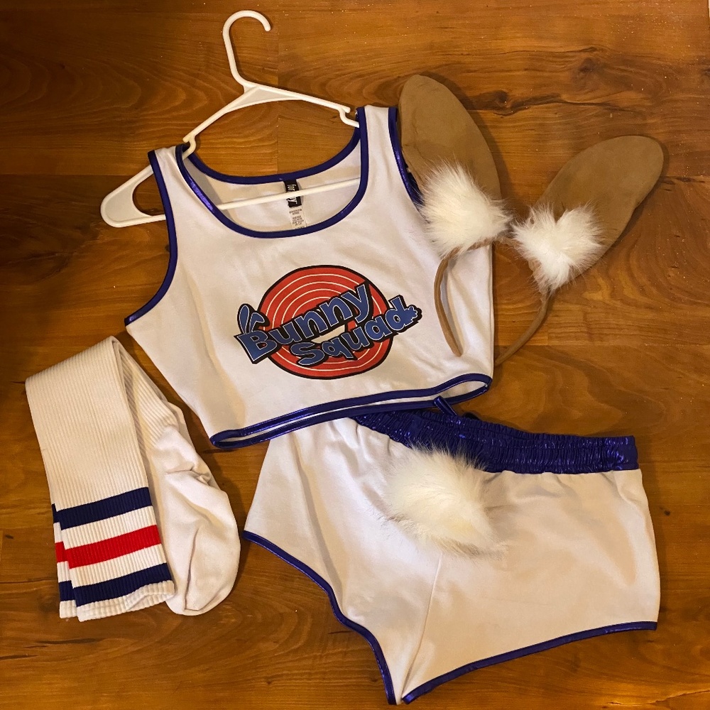 Lola Bunny Forplay Costume L/XL Size 5pc. Worn 1x for Halloween Cosplay